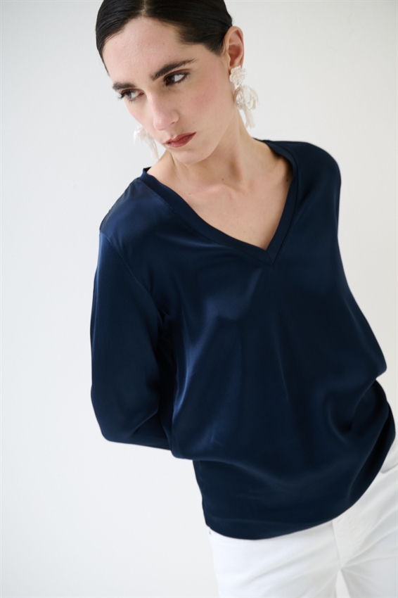 MAGLIA SCOLLO A V IN RASO VISCOSA