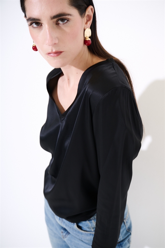 MAGLIA SCOLLO A V IN RASO VISCOSA NERO