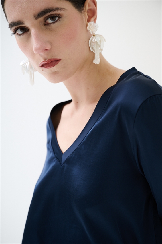 MAGLIA SCOLLO A V IN RASO VISCOSA BLU