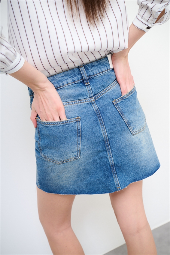 MINIGONNA IN DENIM CON FONDO A TAGLIO VIVO BLU MEDIO