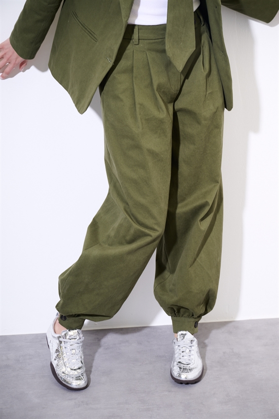 PANTALONE IN COTONE CON RIPRESA SUL FONDO MILITARE