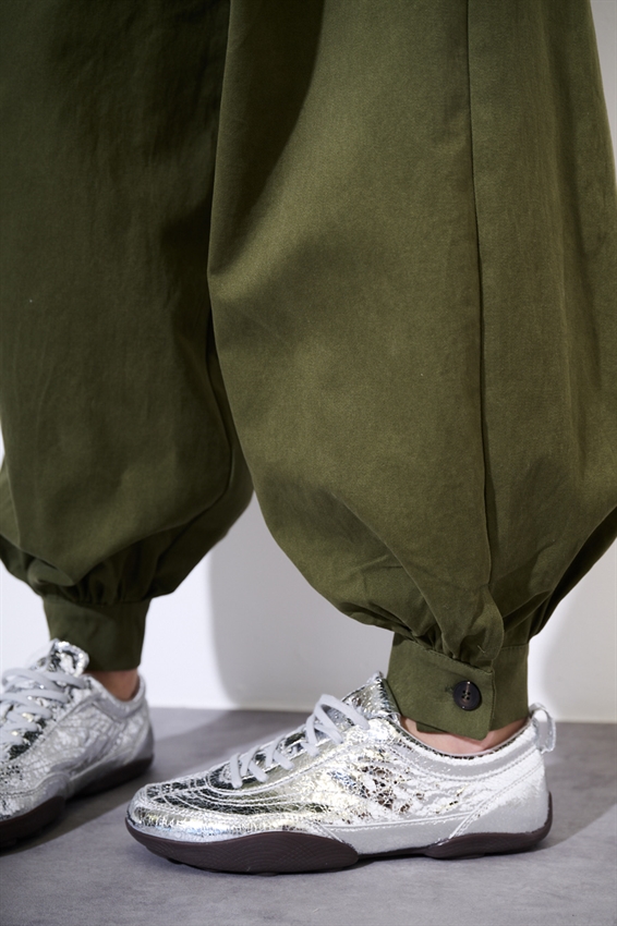 PANTALONE IN COTONE CON RIPRESA SUL FONDO MILITARE