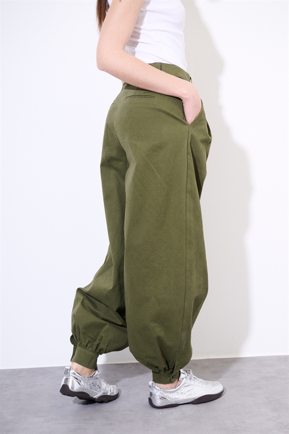 PANTALONE IN COTONE CON RIPRESA SUL FONDO MILITARE
