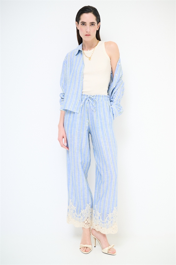 PANTALONE IN LINO A RIGHE CON RICAMO CELESTE