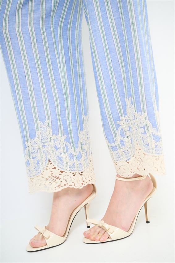 PANTALONE IN LINO A RIGHE CON RICAMO CELESTE