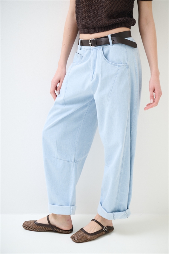 PANTA BALLOON CON PINCES E CINTURA BLU CHIARO