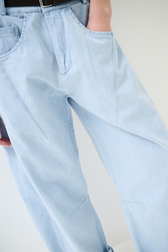 PANTA BALLOON CON PINCES E CINTURA BLU CHIARO