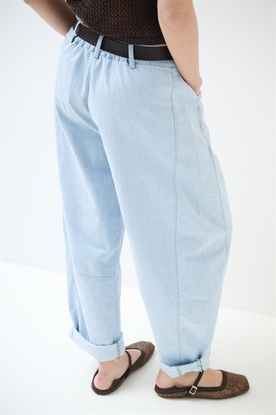 PANTA BALLOON CON PINCES E CINTURA BLU CHIARO