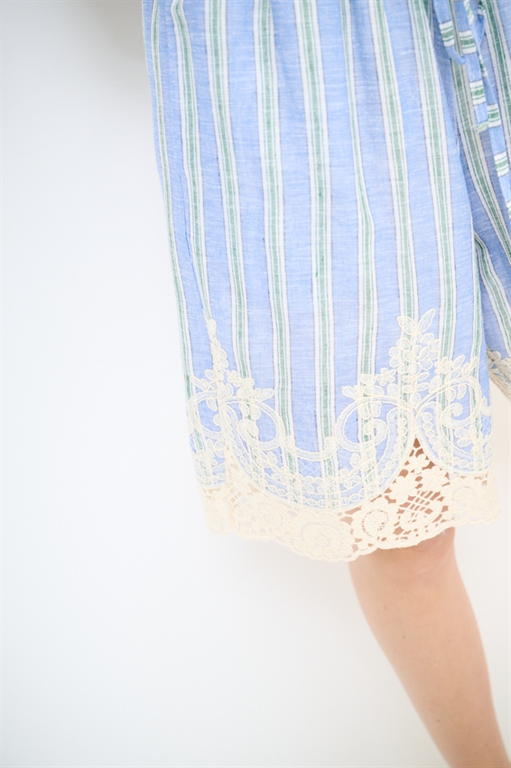 BERMUDA IN LINO A RIGHE CON RICAMO CELESTE