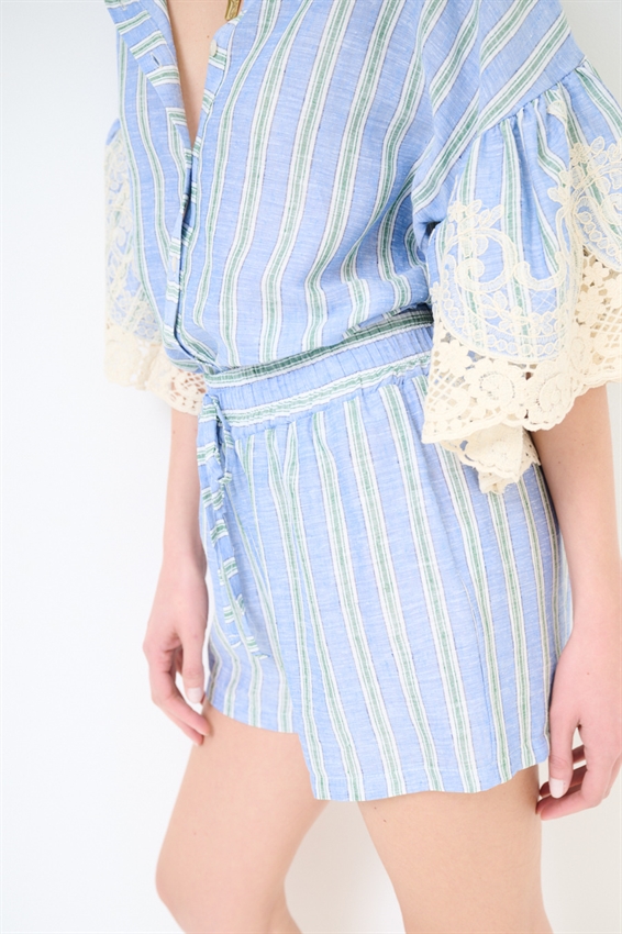 SHORTS A RIGHE CELESTE