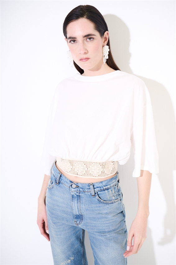 T-SHIRT CON FONDO ELASTICO E MACRAME