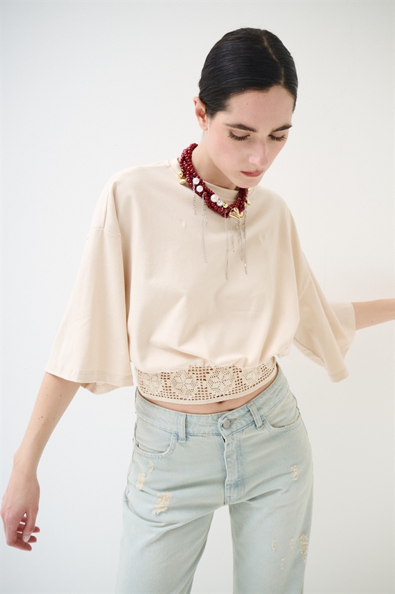 T-SHIRT CON FONDO ELASTICO E MACRAME