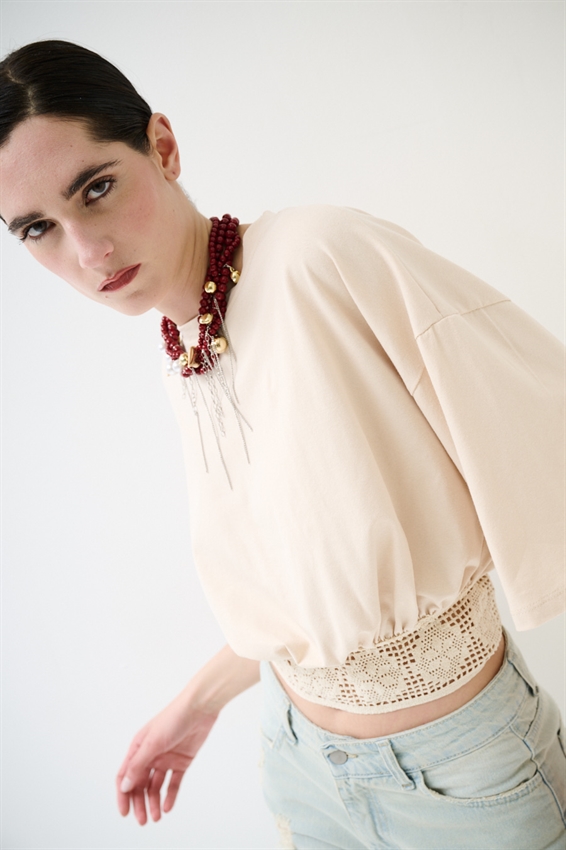 T-SHIRT CON FONDO ELASTICO E MACRAME