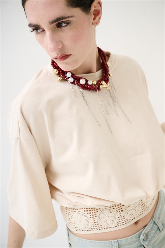 T-SHIRT CON FONDO ELASTICO E MACRAME BEIGE