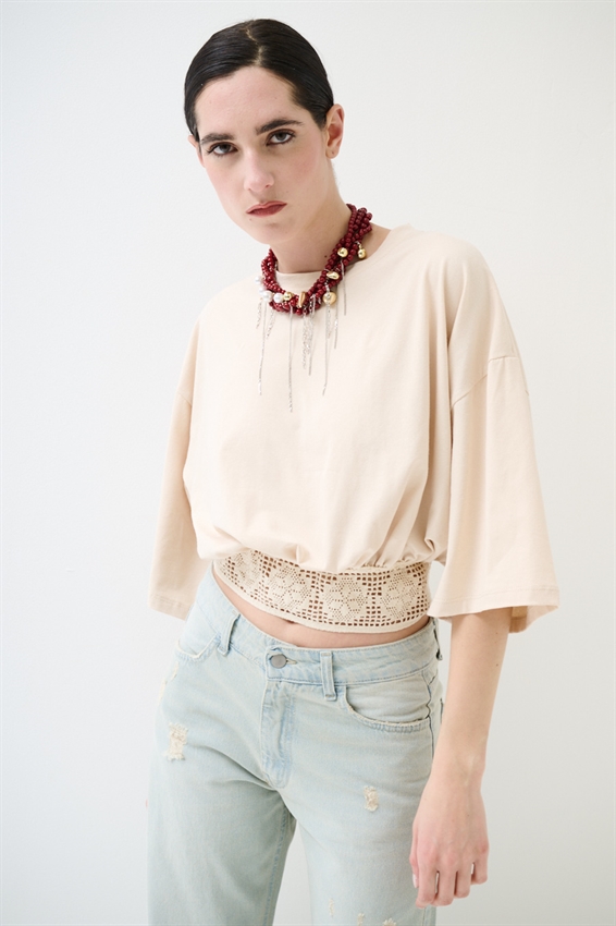 T-SHIRT CON FONDO ELASTICO E MACRAME BEIGE