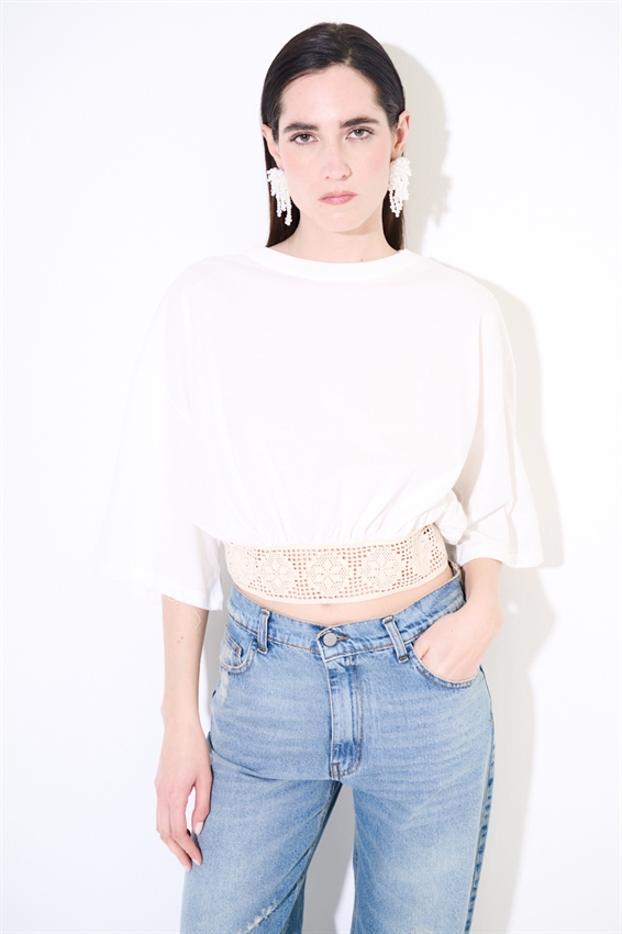 T-SHIRT CON FONDO ELASTICO E MACRAME PANNA