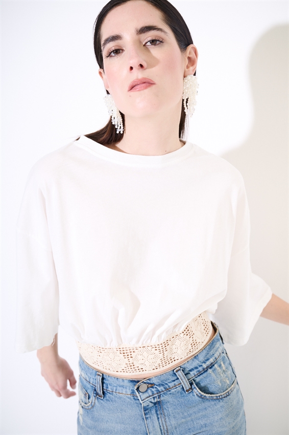 T-SHIRT CON FONDO ELASTICO E MACRAME PANNA