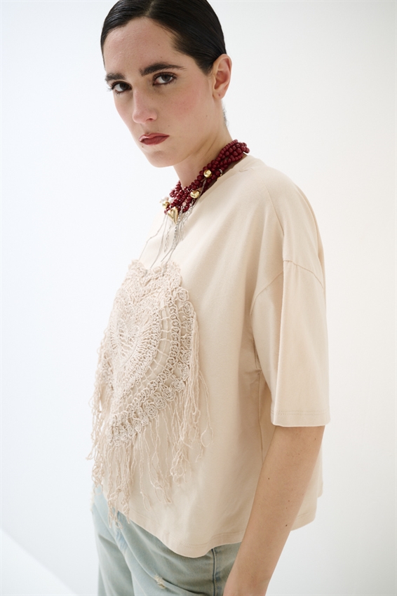 T-SHIRT OVER CON APPLICAZIONE MACRAME