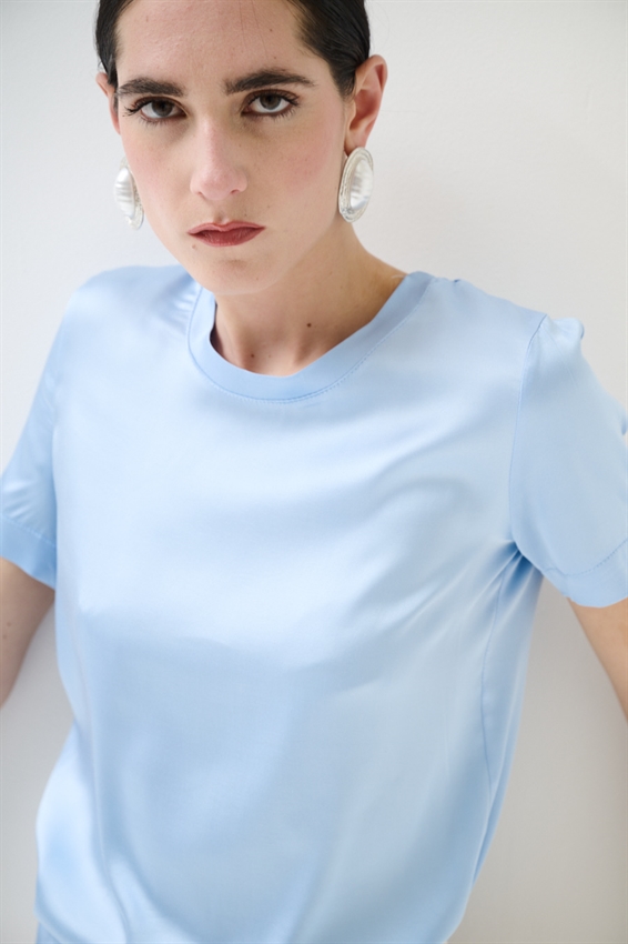 T-SHIRT IN RASO VISCOSA PARICOLLO CELESTE
