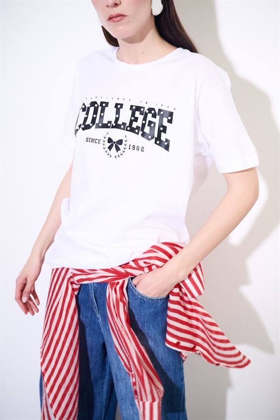 T-SHIRT OVER CON STAMPA COLLEGE + BORCHIE