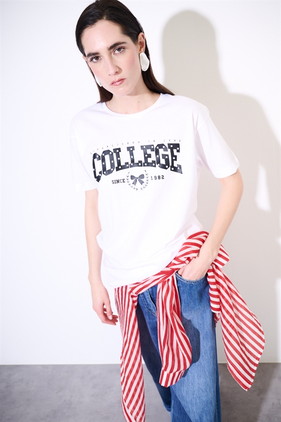 T-SHIRT OVER CON STAMPA COLLEGE + BORCHIE BIANCO