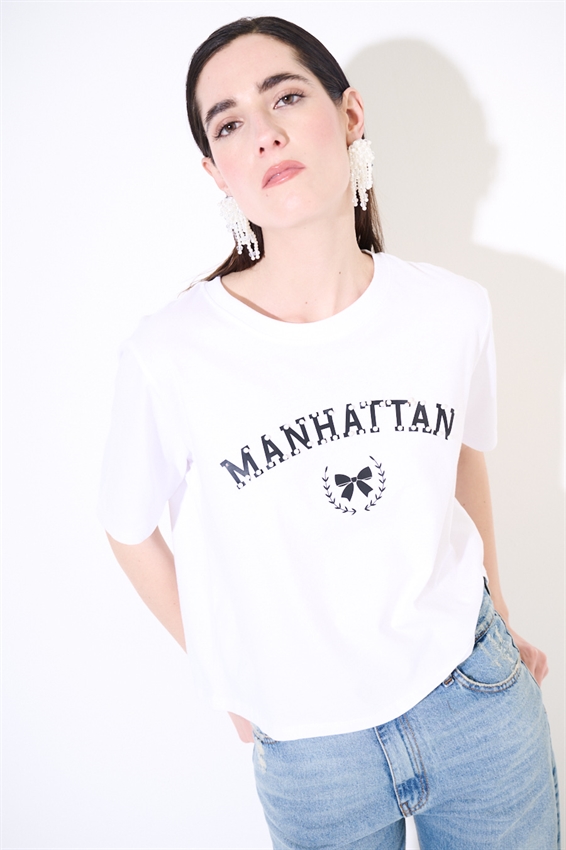 T-SHIRT CROP CON STAMPA MANHATTAN + PERLE