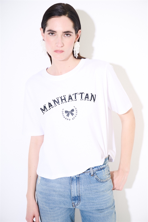 T-SHIRT CROP CON STAMPA MANHATTAN + PERLE BIANCO