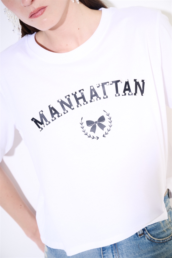 T-SHIRT CROP CON STAMPA MANHATTAN + PERLE BIANCO