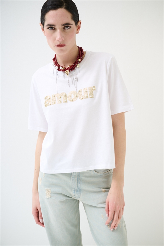 T-SHIRT CROP CON STAMPA AMOUR + PERLE