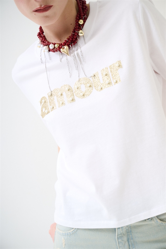 T-SHIRT CROP CON STAMPA AMOUR + PERLE