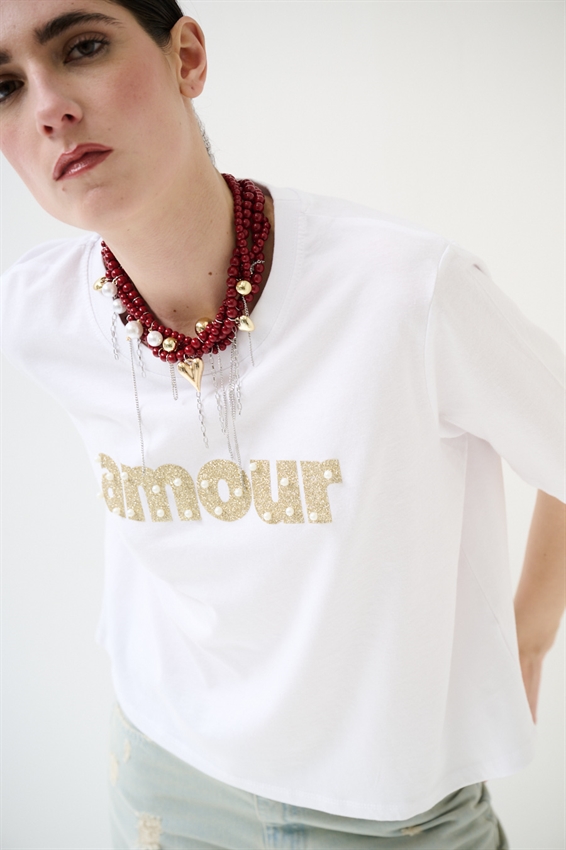 T-SHIRT CROP CON STAMPA AMOUR + PERLE