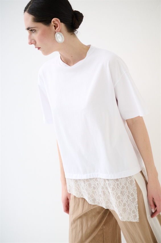 T-SHIRT COTONE CON PIZZO ASIMMETRICO