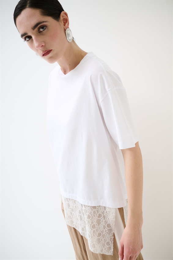 T-SHIRT COTONE CON PIZZO ASIMMETRICO