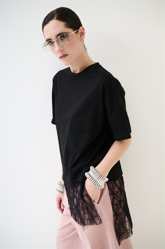 T-SHIRT COTONE CON PIZZO ASIMMETRICO