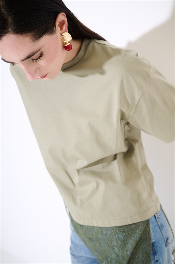 T-SHIRT COTONE CON PIZZO ASIMMETRICO