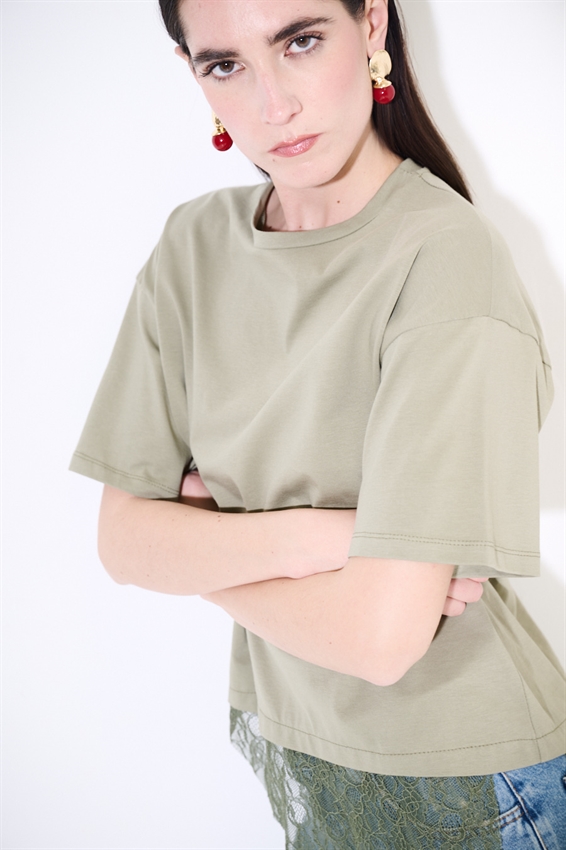 T-SHIRT COTONE CON PIZZO ASIMMETRICO