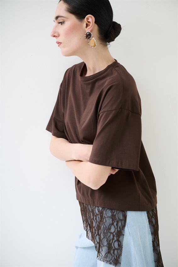 T-SHIRT COTONE CON PIZZO ASIMMETRICO