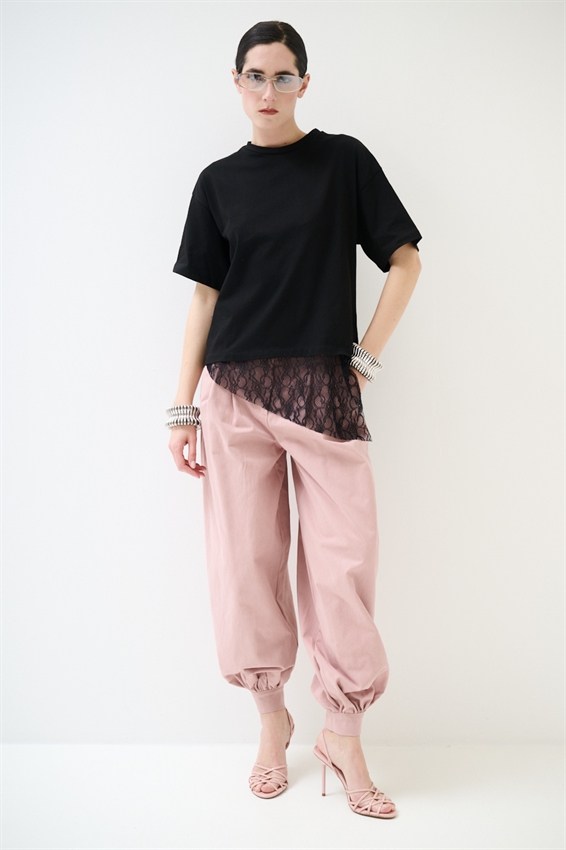 T-SHIRT COTONE CON PIZZO ASIMMETRICO NERO