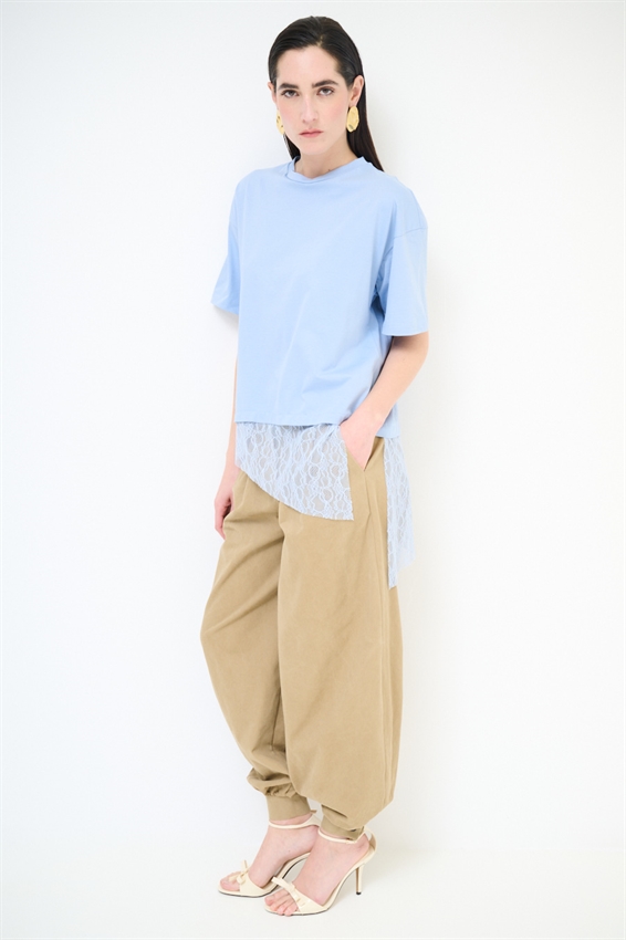 T-SHIRT COTONE CON PIZZO ASIMMETRICO CELESTE