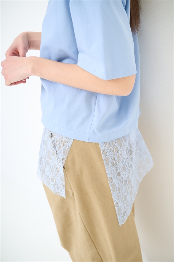 T-SHIRT COTONE CON PIZZO ASIMMETRICO CELESTE