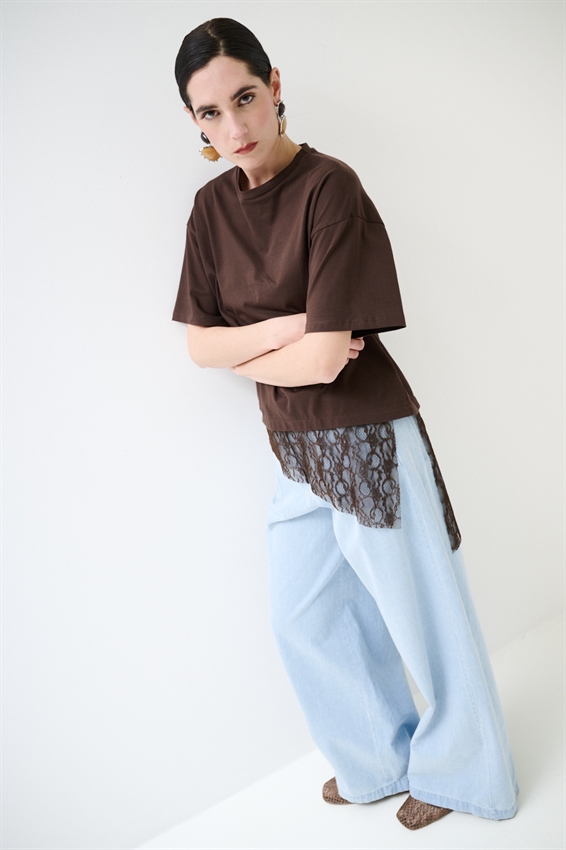 T-SHIRT COTONE CON PIZZO ASIMMETRICO MORO