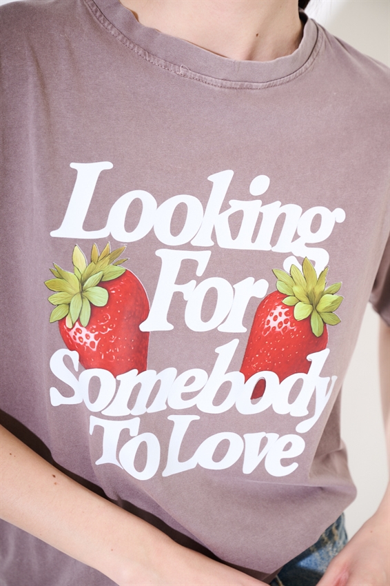 T-SHIRT EFFETTO MARMORIZZATO STAMPA FRAGOLE