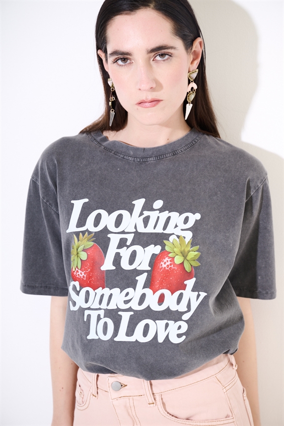 T-SHIRT EFFETTO MARMORIZZATO STAMPA FRAGOLE