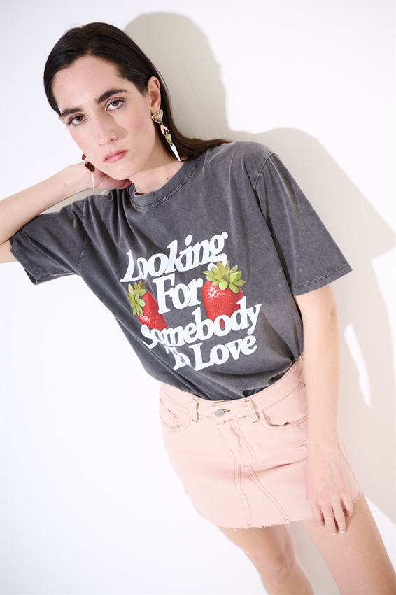 T-SHIRT EFFETTO MARMORIZZATO STAMPA FRAGOLE