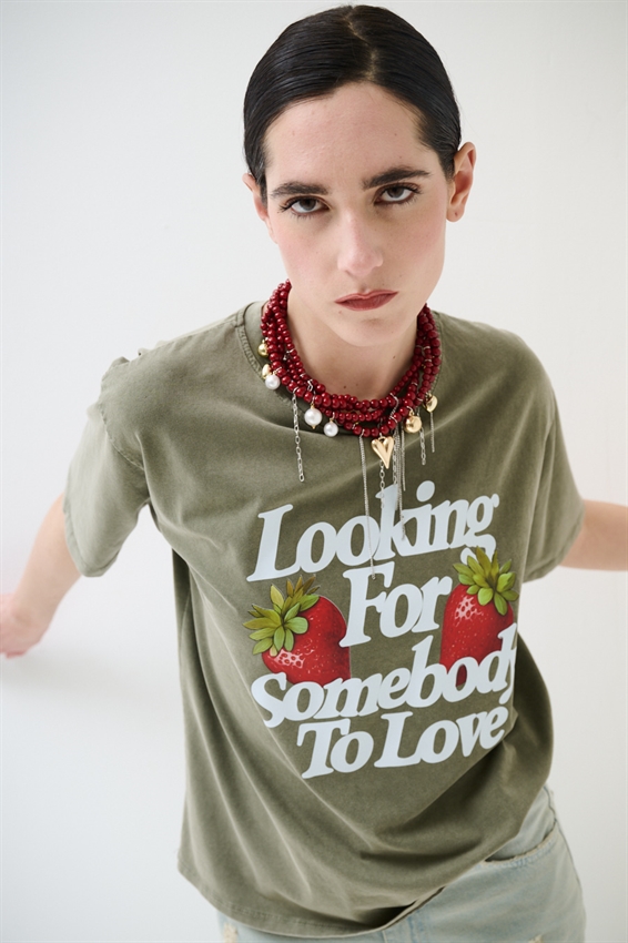 T-SHIRT EFFETTO MARMORIZZATO STAMPA FRAGOLE