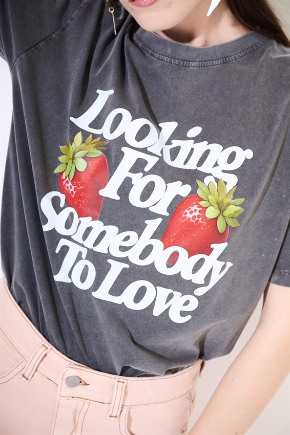 T-SHIRT EFFETTO MARMORIZZATO STAMPA FRAGOLE GRIGIO