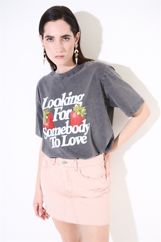 T-SHIRT EFFETTO MARMORIZZATO STAMPA FRAGOLE GRIGIO