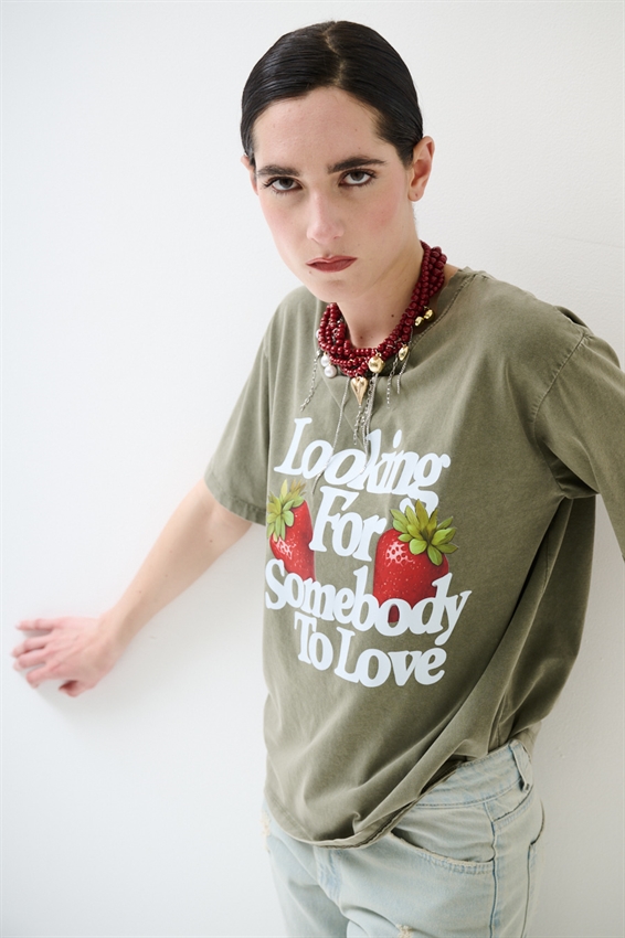 T-SHIRT EFFETTO MARMORIZZATO STAMPA FRAGOLE VERDE MILITARE