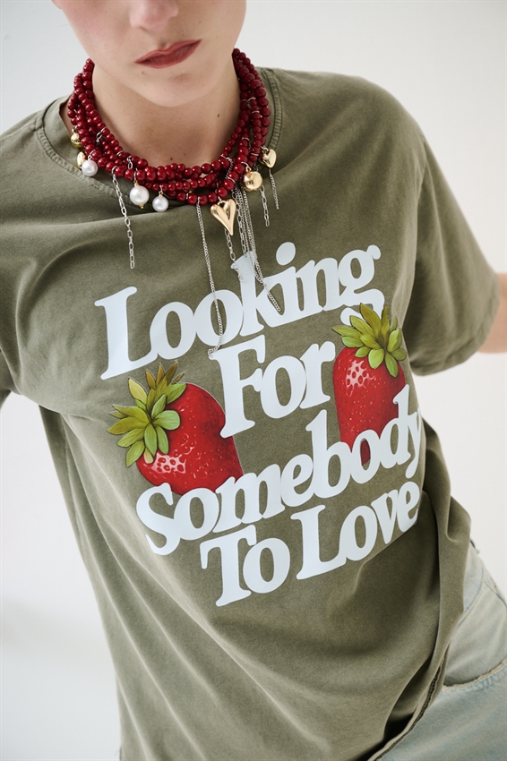 T-SHIRT EFFETTO MARMORIZZATO STAMPA FRAGOLE VERDE MILITARE