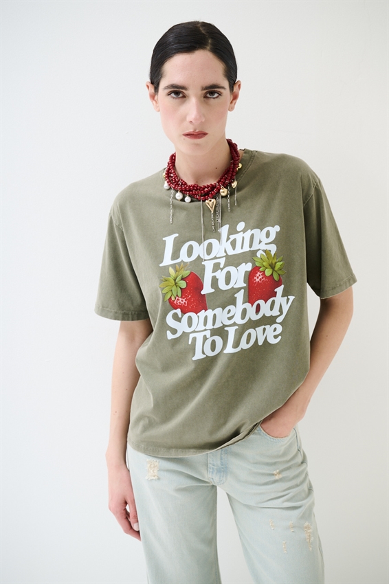 T-SHIRT EFFETTO MARMORIZZATO STAMPA FRAGOLE VERDE MILITARE